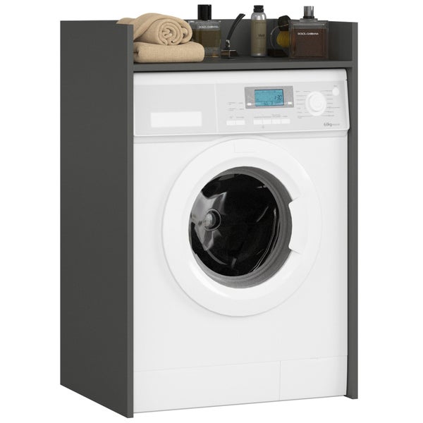 Waschmaschine mit Regal und Badaccessoires auf der Ablage