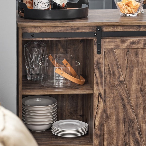 Detailansicht eines Buffetschranks mit Schiebetür im Landhausstil, Ablagefächern, Gläsern und Geschirr.