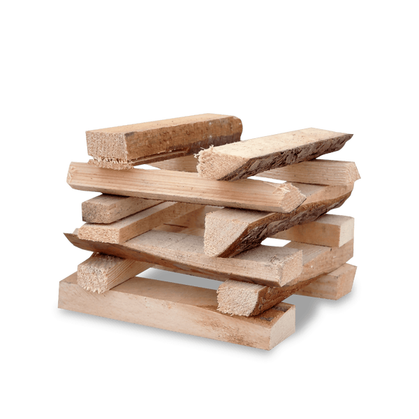 Stapel Anzündholz aus naturbelassenem Holz.