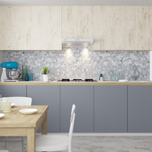 Moderne Einbauküche mit hellen Holzfronten oben, grauen Unterschränken, Arbeitsplatte aus Holz und einem Spritzschutz aus hexagonalen Marmorfliesen.