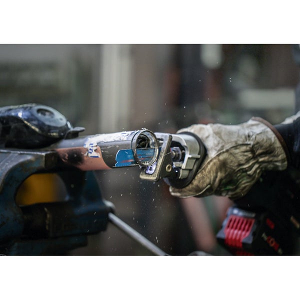 Metallsäge schneidet Rohr in Schraubstock