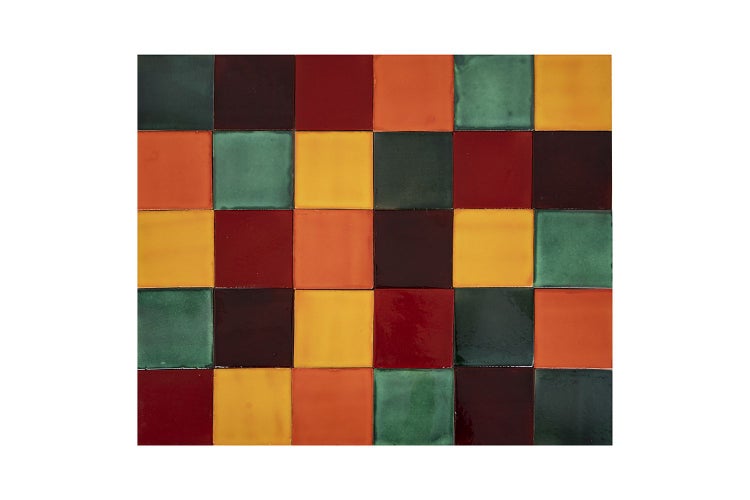 Quadratische Keramikfliesen in verschiedenen Farben