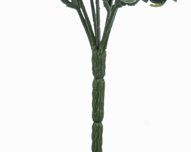 Künstliche Zimmerpflanze Nestfarn Asplenium mit langen grünen Blättern in einem schwarzen Topf.