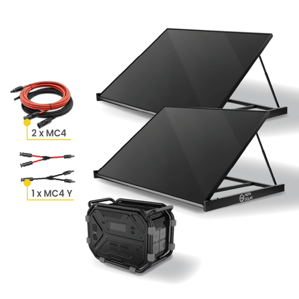 Zwei Solarmodule mit Stromkabeln und Stromgenerator
