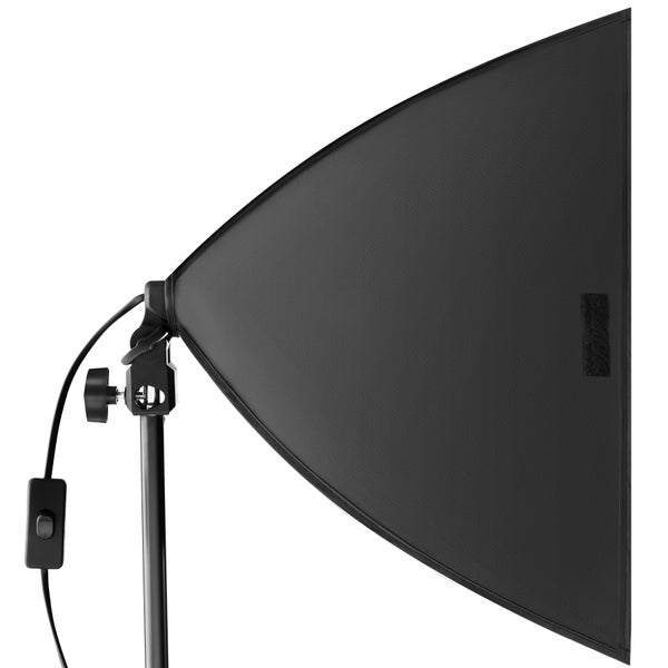 Schwarze Softbox auf Stativ mit Netzschalter am Kabel.