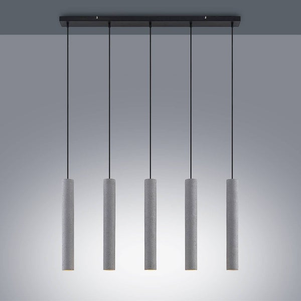 Fünfflammige Pendelleuchte mit zylindrischen Schirmen aus Beton und einer schwarzen Deckenhalterung.