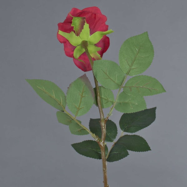 Künstliche rote Rose mit grünem Stiel und grünen Blättern.