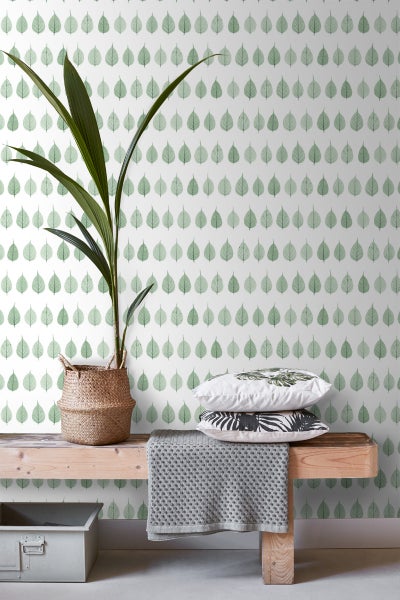 Dekoratives Interieur mit Blattmuster-Tapete, Zimmerpflanze und Holzbänken