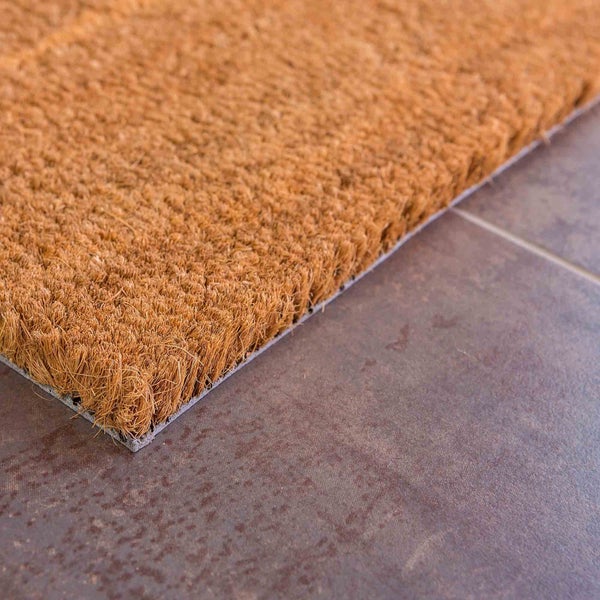 Fußmatte aus Kokosfasern auf Bodenfliesen