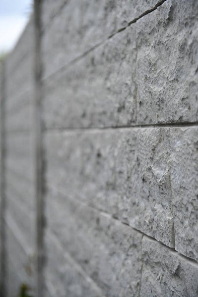 Nahaufnahme einer grauen Betonzaunwand