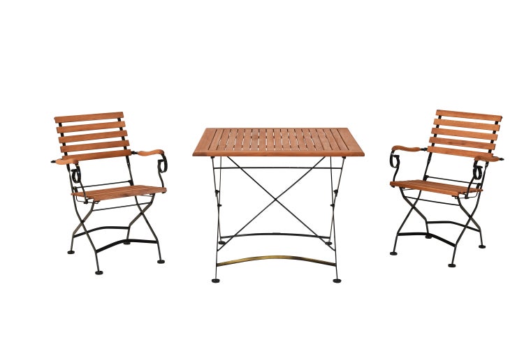 Gartengarnitur mit zwei Klappstühlen und quadratischem Tisch