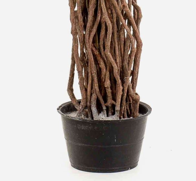 Nahaufnahme der Basis einer Kunstpflanze mit verschlungenen braunen Holzästen in einem schwarzen Kunststofftopf.
