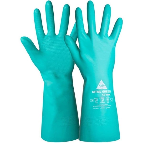 Zwei grüne Nitrilhandschuhe für den Schutz der Hände.