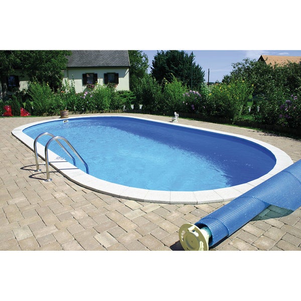 Ovaler Pool mit Abdeckung im Garten