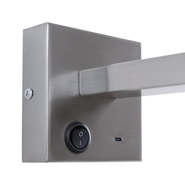 Nahaufnahme einer Wandleuchte aus Metall mit Schalter und USB-Anschluss.