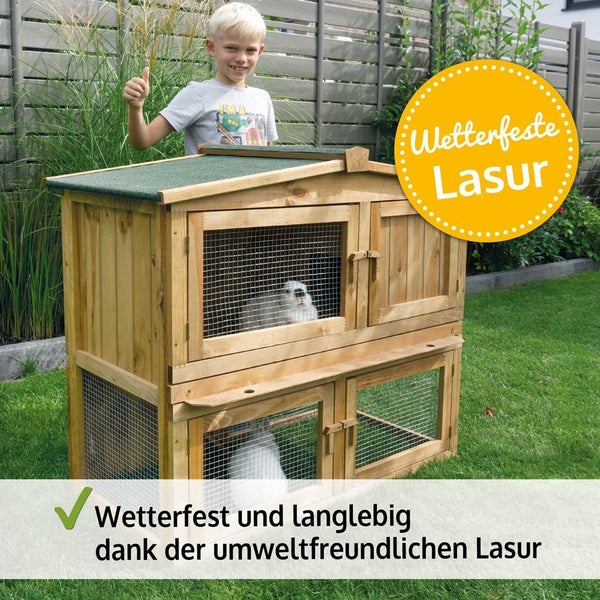 Zweistöckiger Kleintierstall aus Holz mit wetterfester Lasur im Garten.