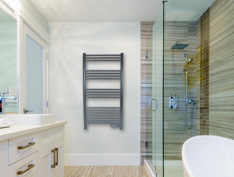 Modernes Badezimmer mit Handtuchwärmer, Dusche und Waschtisch