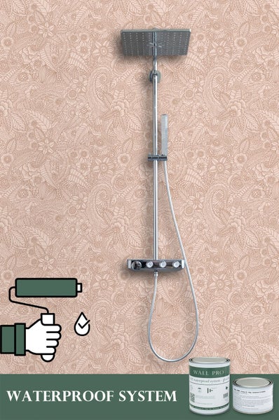 Duschsystem mit Regenduschkopf und Handbrause an einer gemusterten Wand, versiegelt mit dem wasserdichten Wall Pro System.