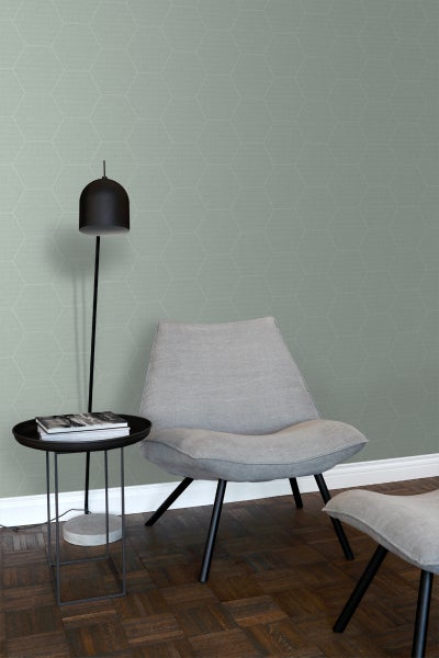 Zimmer mit Sessel, Beistelltisch und geometrischer Tapete