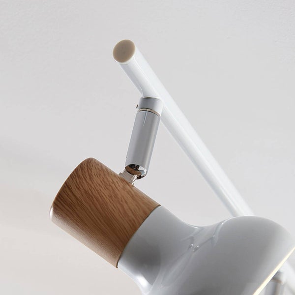 Detailaufnahme einer Deckenleuchte mit Holzelement