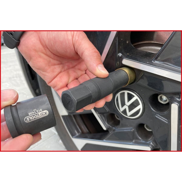 Radschrauben-Satz mit Felgenschlossdemontage im Einsatz am Autorad.