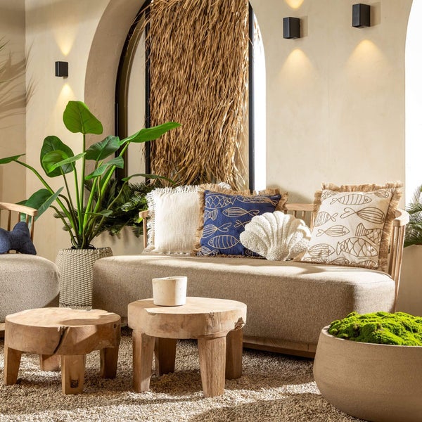 Wohnzimmer mit Sofa, Couchtisch aus Holz und Dekoration