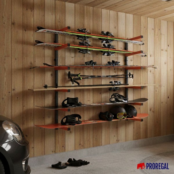 Wandregal mit Skiern, Skistöcken, Snowboard und Schutzausrüstung