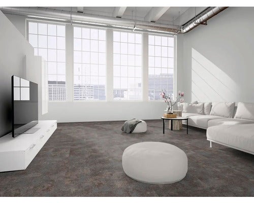 Großzügiges modernes Wohnzimmer mit großen Fenstern, weißem Sofa und dunkelgrauem Boden in Steinoptik im industriellen Loft-Stil.