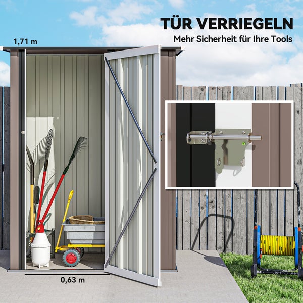 Gerätehaus aus Metall mit geöffneter Tür, Gartenwerkzeugen im Inneren und einem Riegelverschluss. Maße 1,71 Meter mal 0,63 Meter.