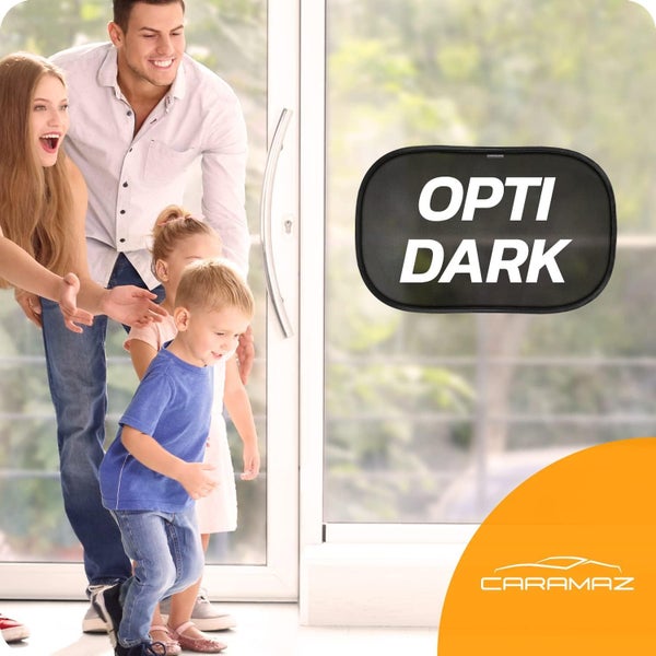 Familie mit zwei Kindern an einer hellen Glastür mit einem schwarzen Caramaz Opti Dark Sonnenschutz fürs Auto auf der Scheibe.