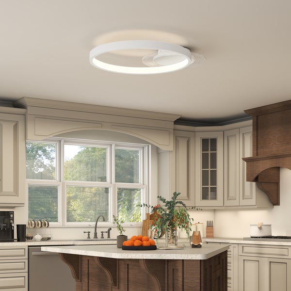 Kücheninnenraum mit runder Deckenleuchte