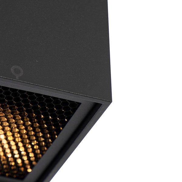 Detailansicht einer Deckenleuchte mit Wabenstruktur