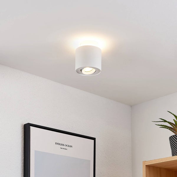 Deckenleuchte aus Metall im Wohnraum