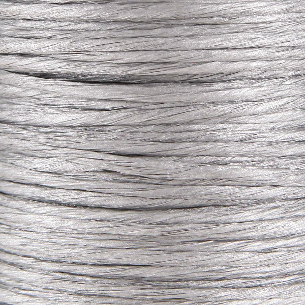 Silberne Papierkordel auf einer Spule für Bastelarbeiten und Dekorationen.