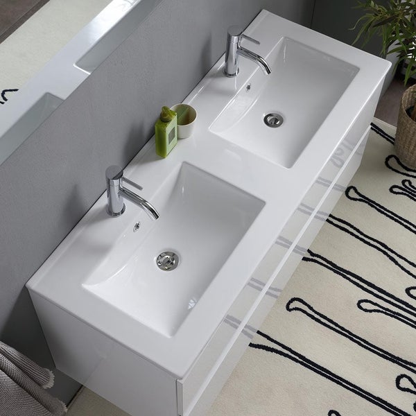 Doppelwaschtisch mit zwei Waschbecken und Armaturen im Badezimmer