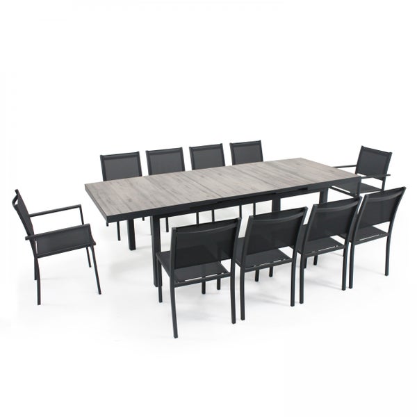 Gartenmöbel Set mit ausziehbarem Esstisch in Holzoptik und zehn Stapelstühlen mit schwarzem Netzgewebe und Metallgestell
