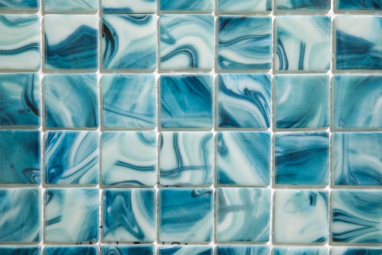 Mosaikfliesen mit marmorierter Oberfläche