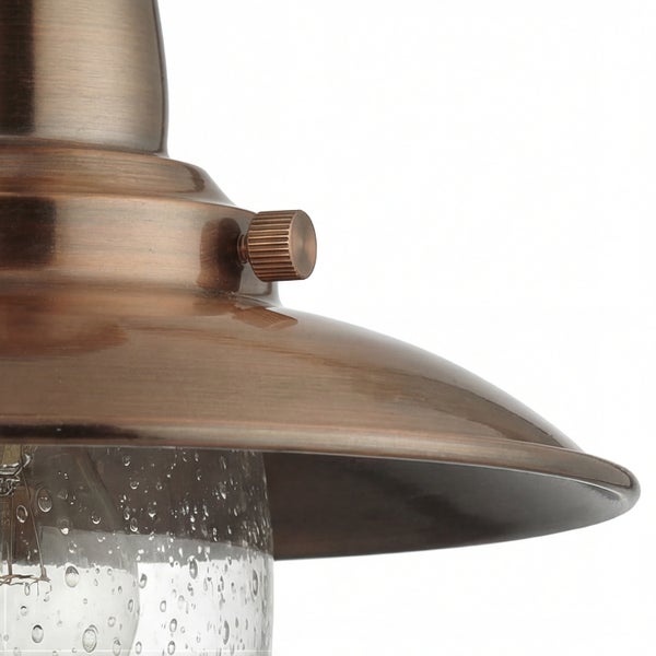 Detail einer Pendelleuchte mit Glasschirm und Metallschirm