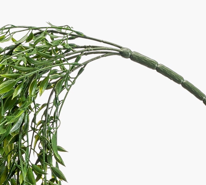 Künstliche Palme mit grünen Wedeln und braunen Stämmen in einem schwarzen Kunststofftopf.