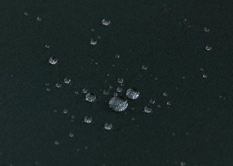 Wasserabweisendes Textilmaterial mit abperlenden Wassertropfen.