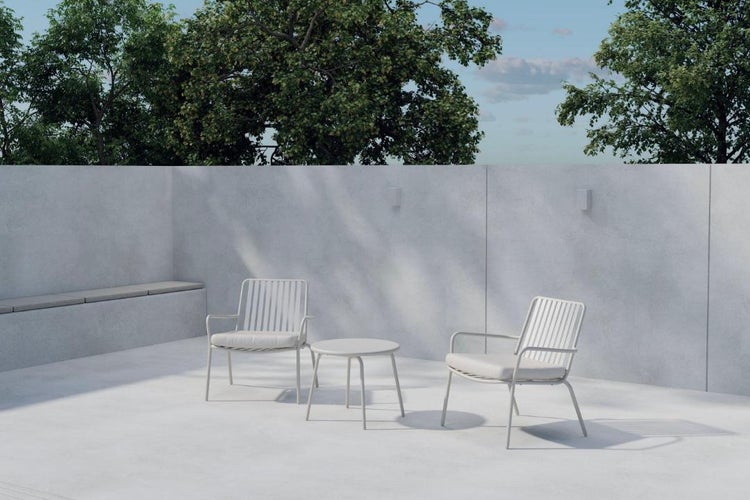 Modernes Gartenmöbel-Set mit zwei Gartensesseln inklusive hellen Polstern und einem runden Beistelltisch auf einer minimalistischen Terrasse.