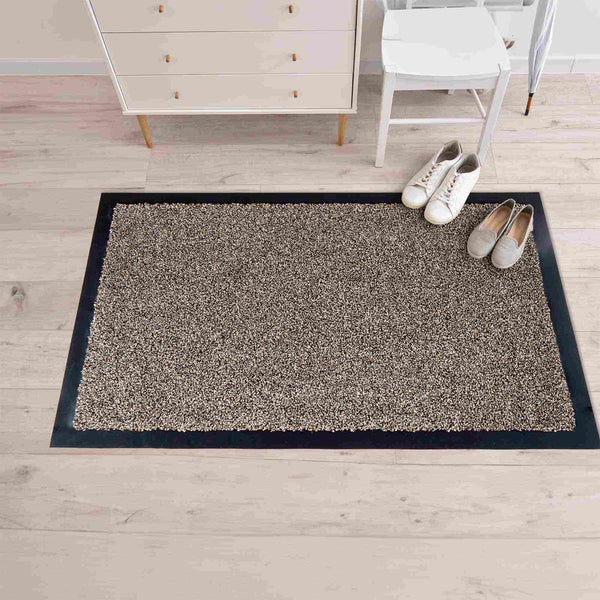 Fußmatte mit dunklem Rand auf hellem Holzboden