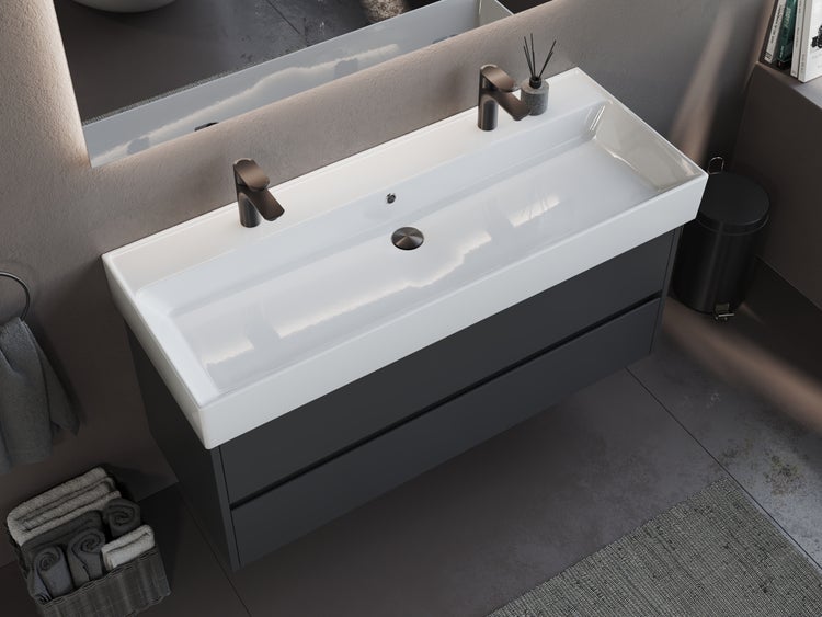 Waschtisch mit zwei Armaturen, Spiegel und Badaccessoires in modernem Badezimmer