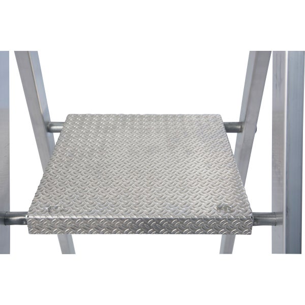 Detailansicht einer Trittstufe aus Aluminium mit Riffelblechoberfläche.