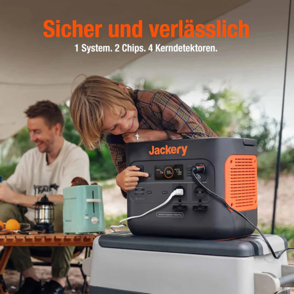 Gepolsterter Sessel mit samtartigem Stoffbezug, Armlehnen aus Holz und passendem Kissen in einem hellen Raum.