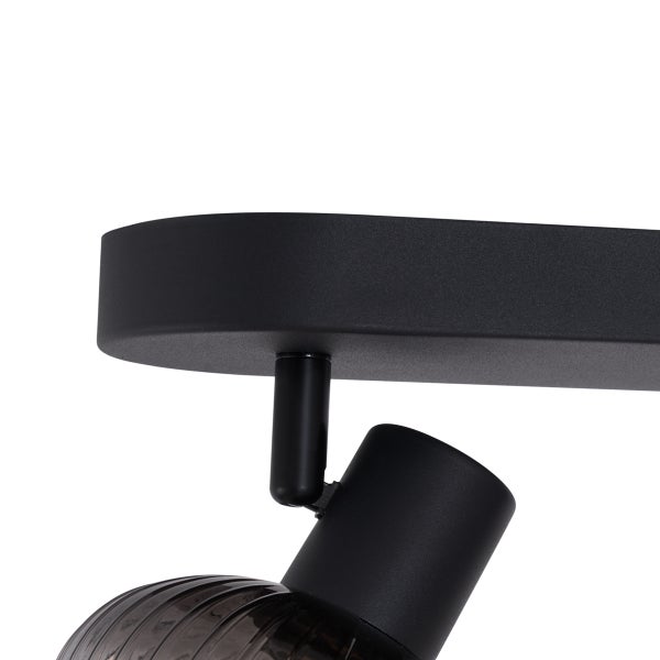 Detailaufnahme einer schwarzen Deckenleuchte mit schwenkbarem Strahler