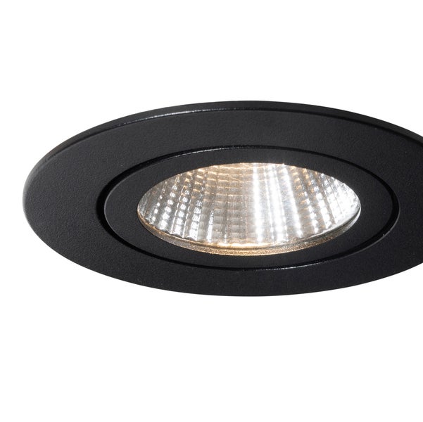 Runder Einbaustrahler in Schwarz mit strukturiertem Reflektor und eingeschaltetem Licht.