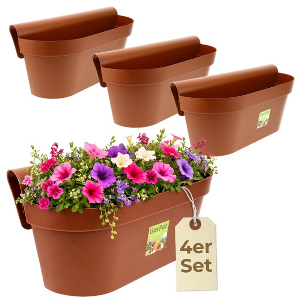 Terrakottafarbener Balkonkasten 4er Set aus Kunststoff für das Geländer, ein Kasten bepflanzt mit bunten Blumen.