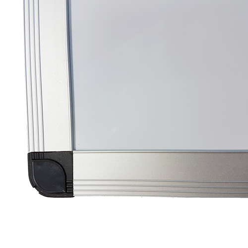 Detail einer Whiteboard-Ecke mit Aluminiumrahmen und Kunststoffecke.