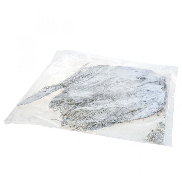 Graues Fasermaterial zur Dämmung in einem Kunststoffbeutel